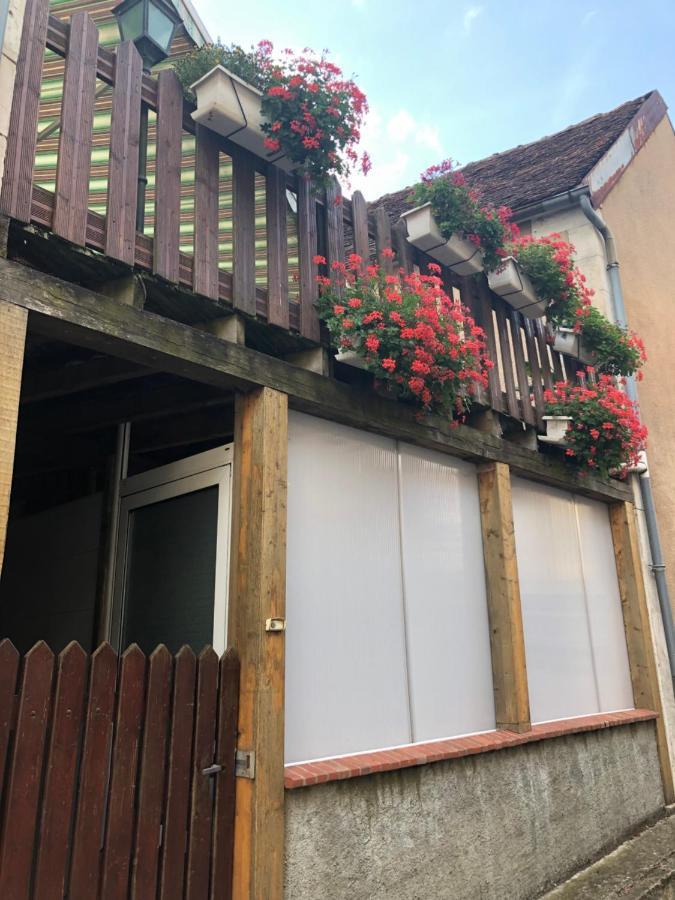 Joli Appartement De 60M2 Avec Balcon A La Campagne Courson-Les-Carrieres Luaran gambar